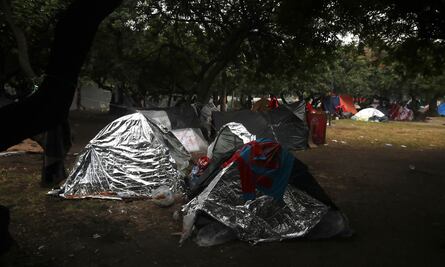 Migrantes encuentran paz en camellón de Insurgentes Norte; denuncian malos tratos en Central de Autobuses
