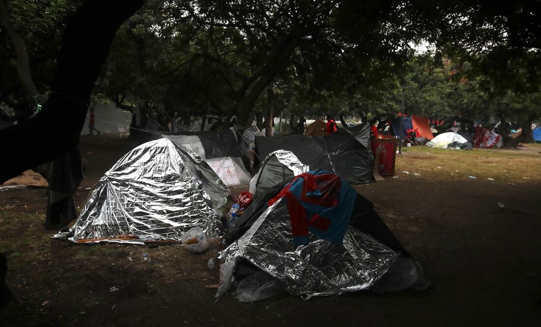 Migrantes que proceden de diferentes países sudamericanos acampan en un camellón de la Ciudad de México en la Colonia Tlacamaca en la Alcaldía Gustavo A Madero. Venezuela. Ecuador. Colombia.
FOTO: Francisco Rodríguez/ EL UNIVERSAL/