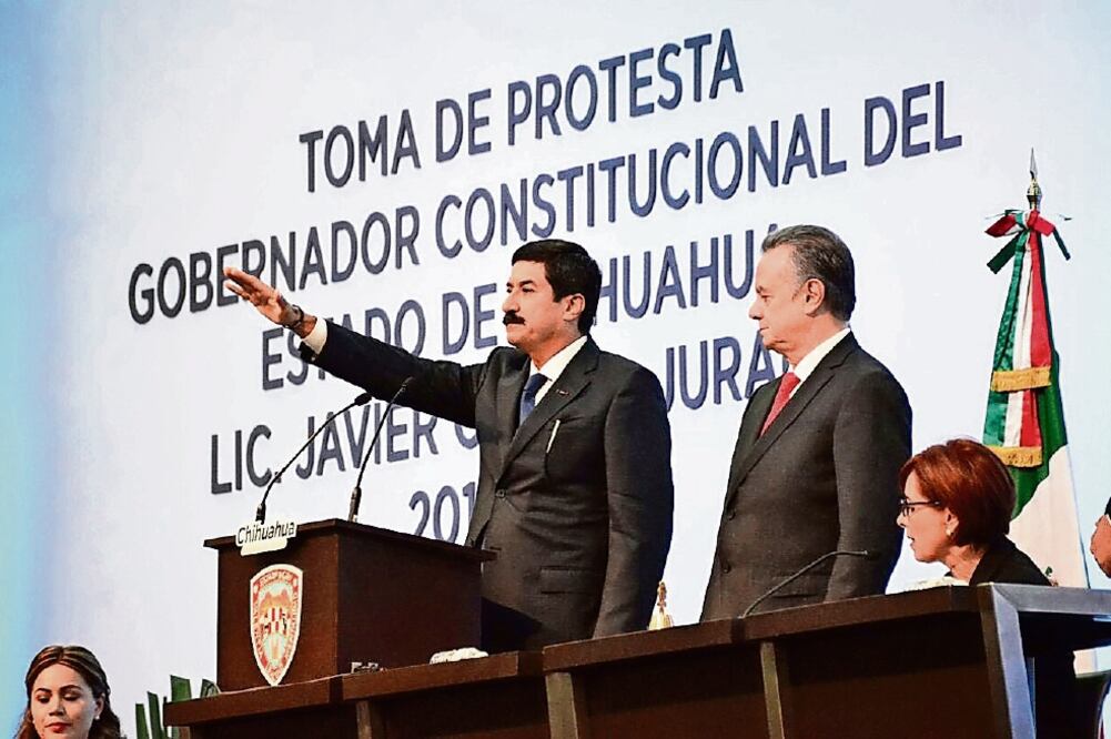 En su discurso, Javier Corral criticó el actual sistema de gobierno y se comprometió a servir a todos los chihuahuenses con imparcialidad. En la imagen, a la derecha, el secretario de Energía, Pedro Joaquín Coldwell (NOTIMEX)
