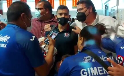 Jugadores de Cruz Azul complacen a sus aficionados, pero rompen protocolo