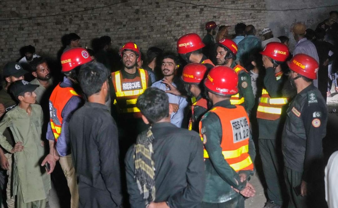 Equipos de rescate se reúnen en el lugar donde colapsó un centro de tutoría en construcción, en las afueras de Lahore, Paquistán, el martes 30 de junio de 2026. Foto: AP