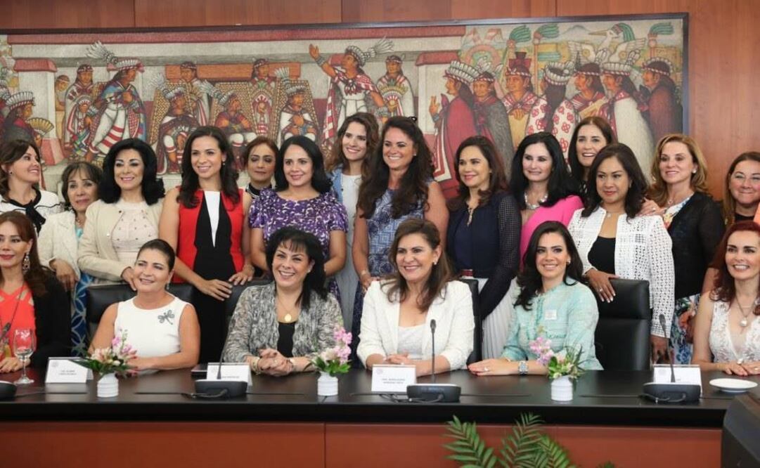 Senadoras recibieron a integrantes del grupo “Encuentro Mujeres y un Personaje”, que coordina la señora Perla Díaz de Ealy. Foto: Ariel Ojeda