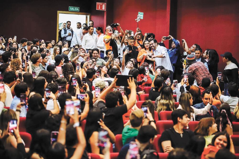 El abanderado de MC fue recibido por la comunidad escolar y académica de la Universidad La Salle en Chihuahua. Foto: Especial