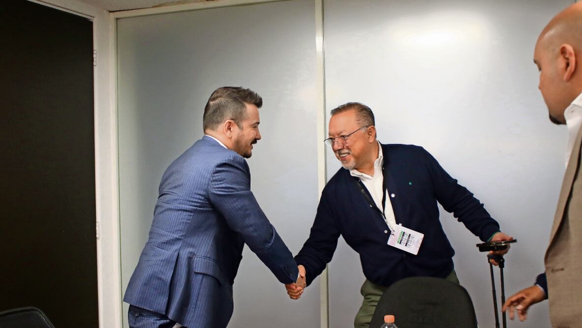 Josemaría Urrutia García (izq.), director general del IRCN, dijo que el logro obtenido se debe a que su equipo trabaja con visión y compromiso. Foto: Especial