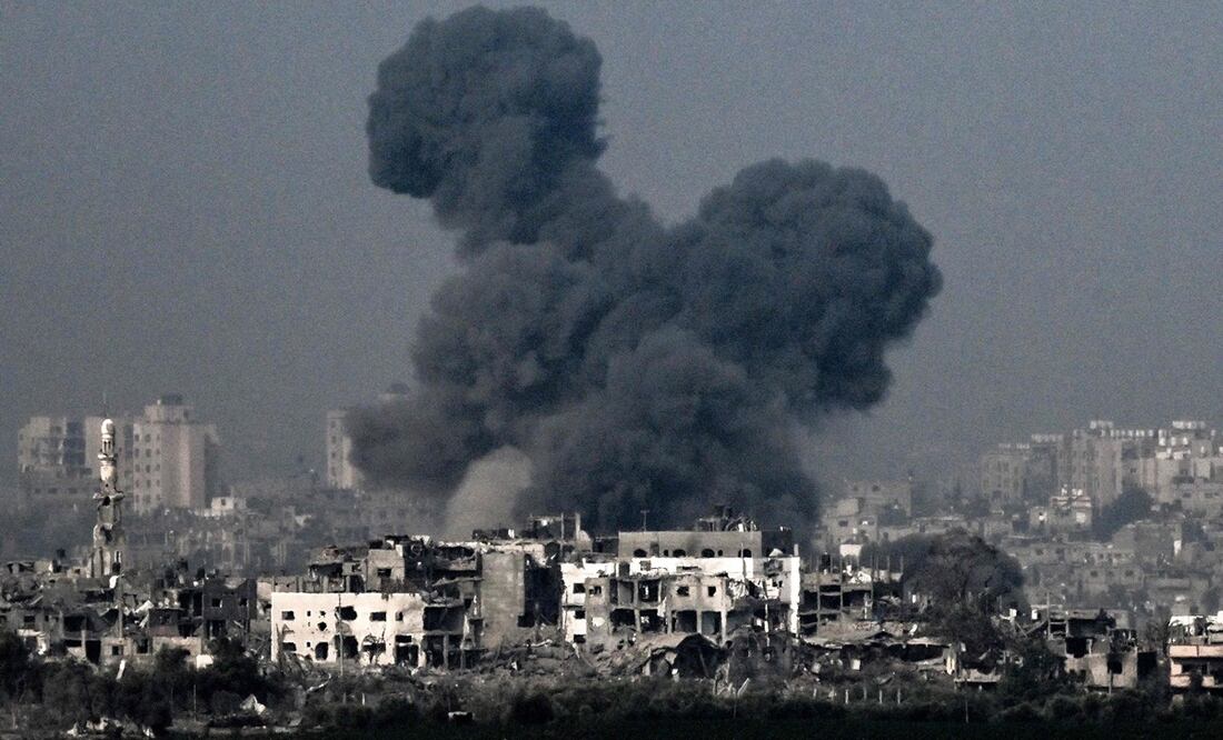 Una fotografía tomada cerca de la ciudad de Sderot, en el sur de Israel, el 28 de octubre de 2023, muestra humo levantándose durante un ataque aéreo israelí en el norte de la Franja de Gaza. Foto: AFP