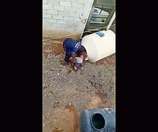 Podrían salir libres padres de niña encerrada en tinaco