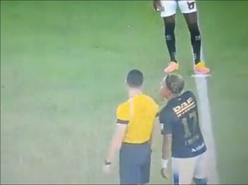 VIDEO: Árbitro pitó el inicio de un partido sin haber balón en la cancha