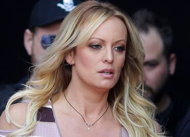 Juez ordena a actriz porno pagar 300 mil dólares a Trump por demanda