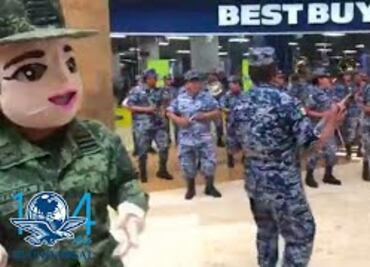 Militares sorprenden con flashmob en plaza comercial