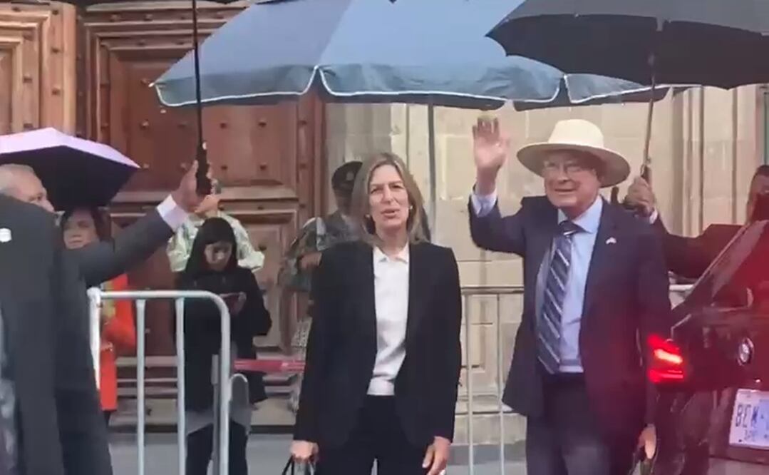 Así llegó a Palacio Nacional Elizabeth Sherwood-Randall, asesora de seguridad de la Casa Blanca, acompañada por el embajador de EU, Ken Salazar. FOTO: tomada de video