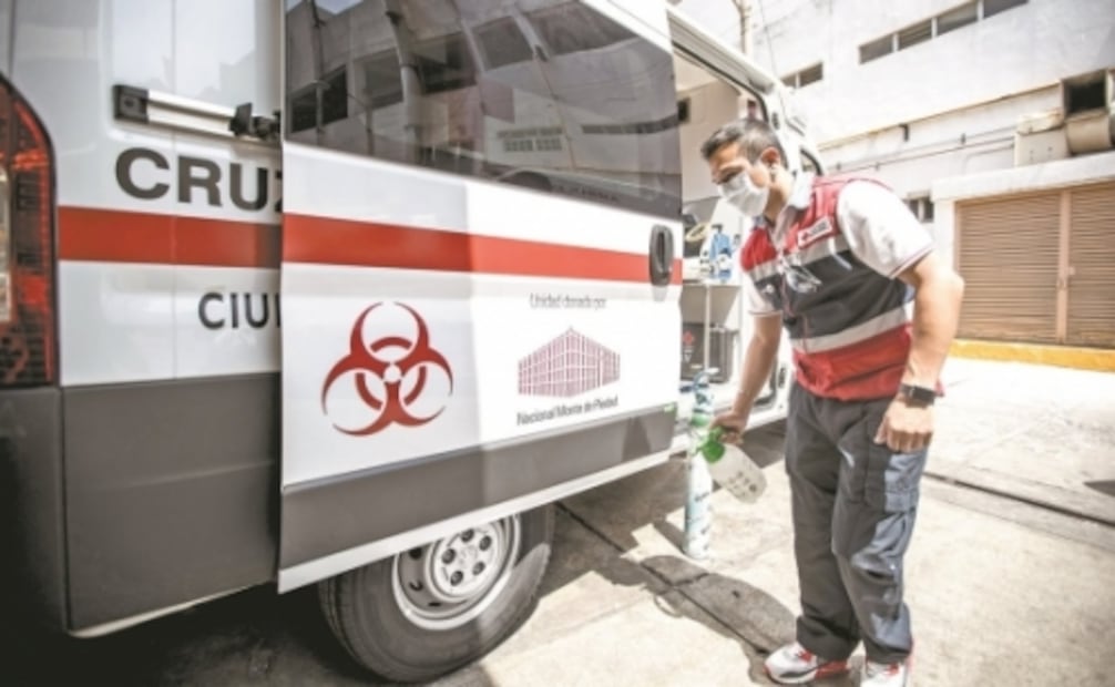 "Ni en el sismo vi tanto miedo", dice paramédico que atiende Covid-19