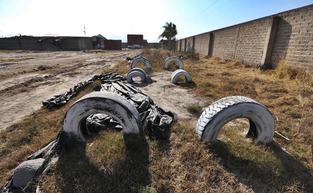 El campo de exterminio en el rancho Izaguirre en Teuchitlán también albergaba elementos de entrenamiento, como llantas y troncos. Foto: Fiscalía de Jalisco