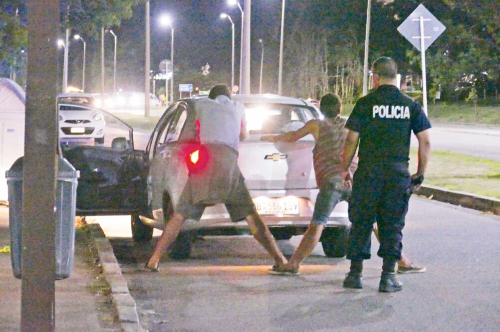 Dos integrantes de La Banda de Los Mazos son detenidos en Uruguay durante un operativo policiaco. (FOTOS: CORTESÍA EL PAÍS/GDA)
