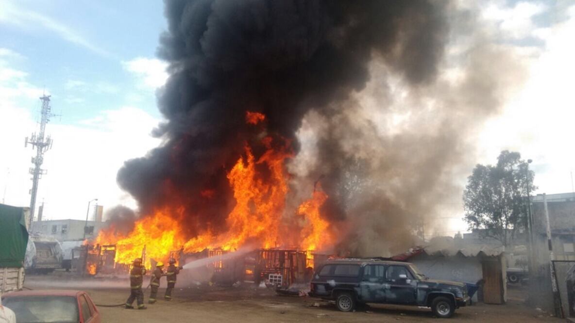 Para controlar la conflagración, que duró 35 minutos, participaron 25 elementos de Protección Civil y Bomberos de Naucalpan, 3 motobombas y 5 pipas de agua (Foto: Especial)