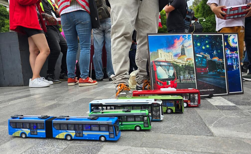 Desde las 15:00 horas  ya había una larga fila de cientos de capitalinos esperando obtener uno de estos objetivos conmemorativos. Foto: Jorge Medellín / EL UNIVERSAL