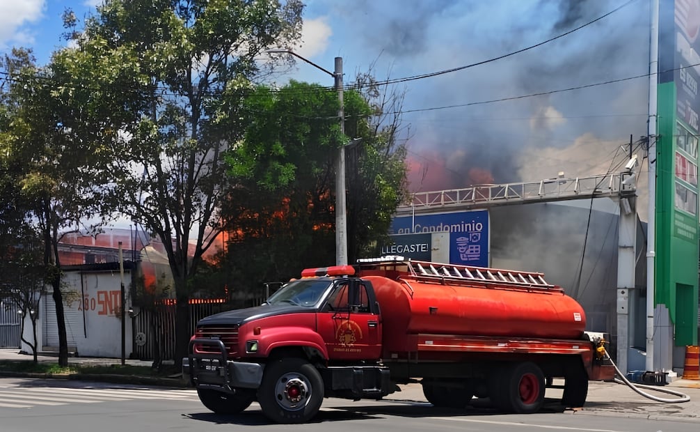 Personal del Heroico Cuerpo de Bomberos acudió al lugar y, tras varios minutos de labores, lograron controlar las llamas. | Foto: Especial.