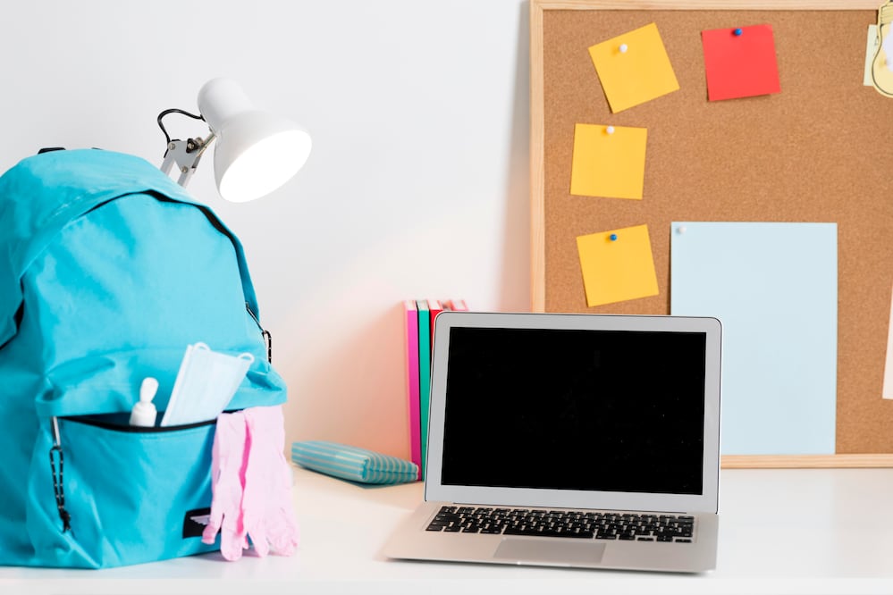 Laptops y tablets para estudiantes. Foto: Magnific