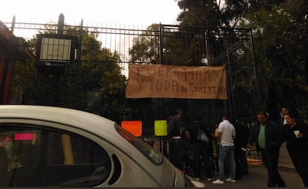 Bloquean acceso a Biblioteca de México; director entra y queda en "aislamiento"