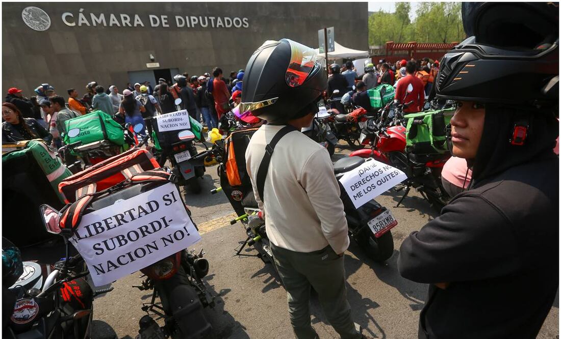Personas pertenecientes a servicios de entrega de comida rápida en motocicleta, se manifiestan a las afueras de la Cámara de Diputados este 30 de octubre del 2024. Foto: Luis Camacho / EL UNIVERSAL
