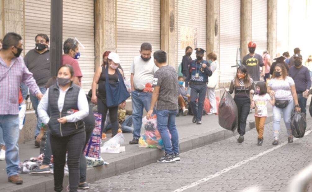 Capitalinos desafían el semáforo rojo