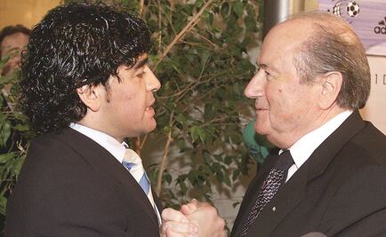 Grondona le enseñó a robar a Blatter: Maradona