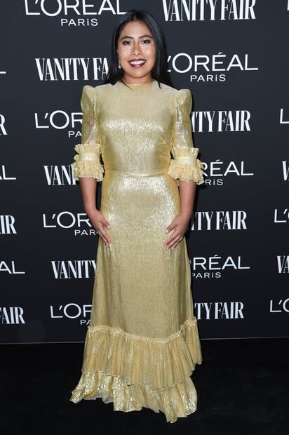 Yalitza Aparicio impacta en alfombra roja con vestido dorado de Cenicienta