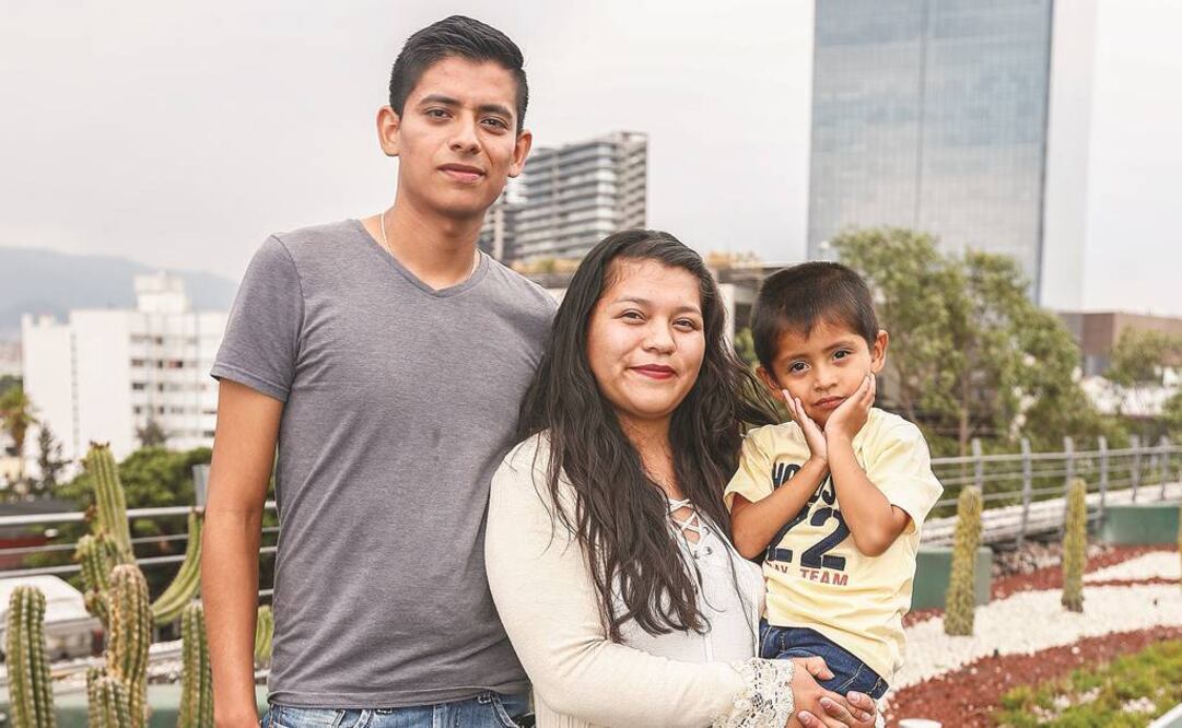 La familia Bonilla, conformada por Jorge de 26 años (izq.), su esposa Eliana y su hijo Ediel de tres años, en la azotea verde del edificio sede del Infonavit (XADÍN XOLALPA)