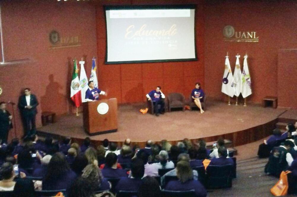 En un acto con maestras, el gobernador cuestionó que el diario El Norte publicara que él gasta 7 millones de pesos en publicidad (TOMADA DE TWITTER @JAIMERDZNL)