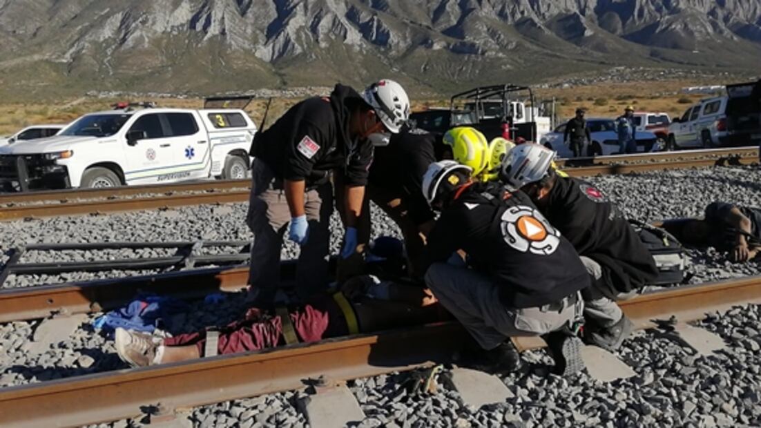 Choque entre microbús y tren carguero deja 2 muertos y 7 heridos en Monterrey
