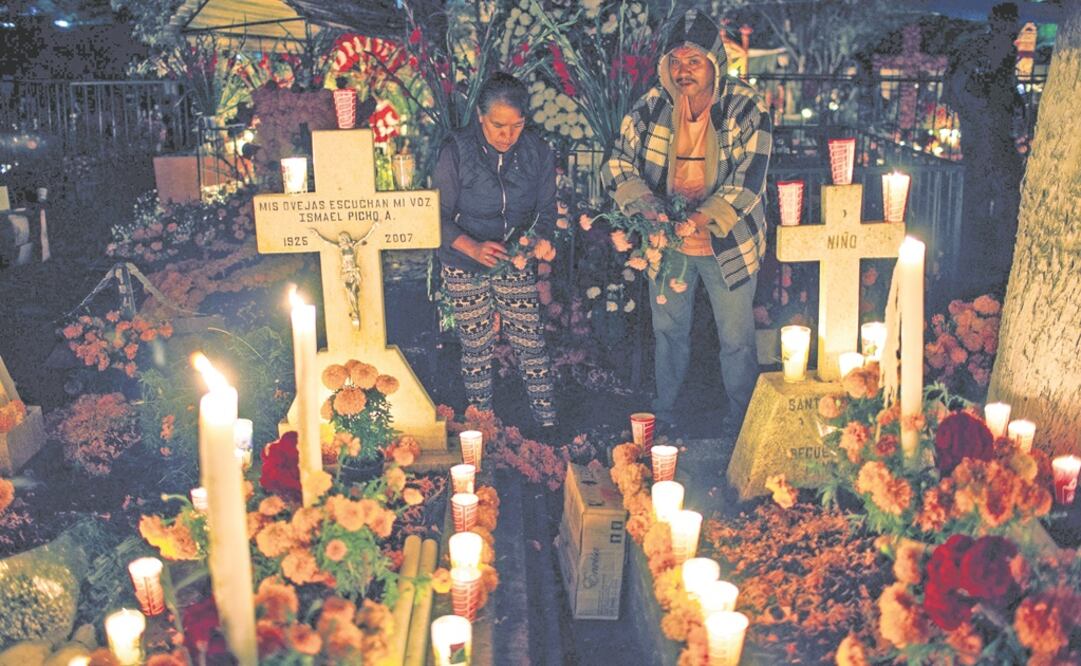 Las tumbas son adornadas con flores de cempasúchil, que guardan los rayos del sol para que el alma visitante se mantenga cálida durante la noche. FOTOS: RODOLFO AYALA. EL UNIVERSAL