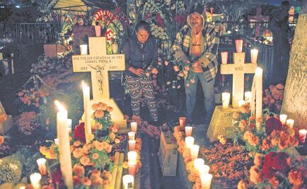 Velas y flores en honora sus seres queridos