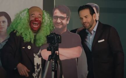 Brozo y Loret “visitan” centro de afiliación de Morena para “sacar la quincena”; presumen foto con figura de Andy López Beltrán