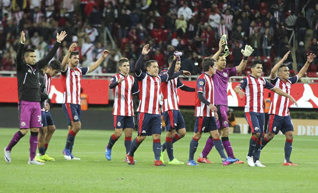 Chivas celebra su triunfo en el Clásico frente al América. (Foto: Imago7)