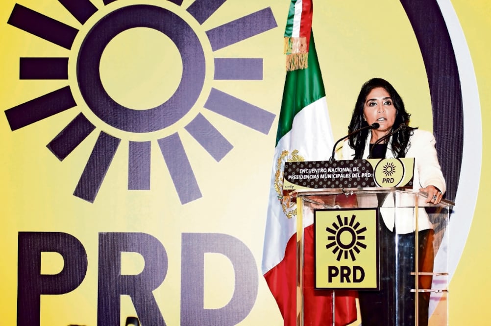 Acompañados por la presidenta del PRD, Alejandra Barrales, representantes de los alcaldes buscan presentar un presupuesto alterno (ARCHIVO EL UNIVERSAL)