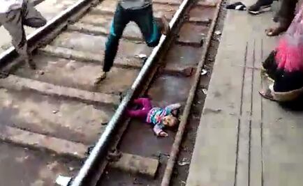 Bebé resulta ilesa tras caer a vías de tren en India