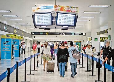 Crece tráfico de pasajeros aéreos pese a saturación