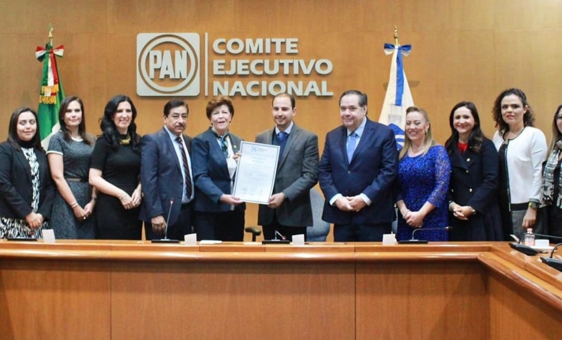 Marko Cortés recibe constancia de mayoría que lo acredita como presidente nacional del PAN. Foto: Suzzete Alcántara/EL UNIVERSAL