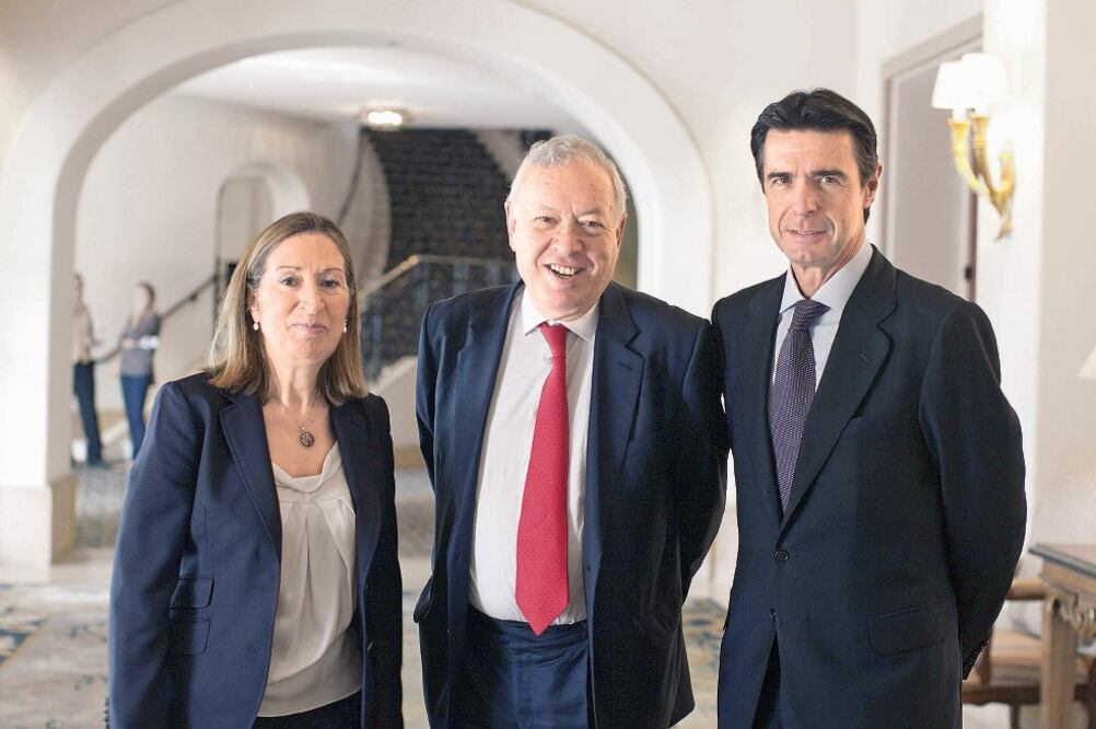 Imagen de archivo de los ministros españoles de Fomento, Ana Pastor; de Asuntos Exteriores, José Manuel García Margallo, y de Industria, José Manuel Soria, quienes el pasado lunes iniciaron una misión comercial a Irán (ARCHIVO EL UNIVERSAL)