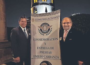 Otorgan la medalla Emilio Carranza a Alberto Abed