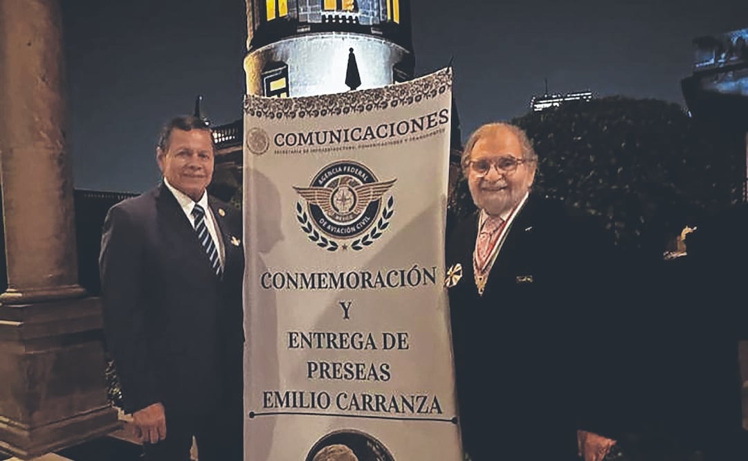 Alberto Abed (der.), presidente de FlyMex, está por cumplir seis décadas en el sector de la aviación. Foto Especial