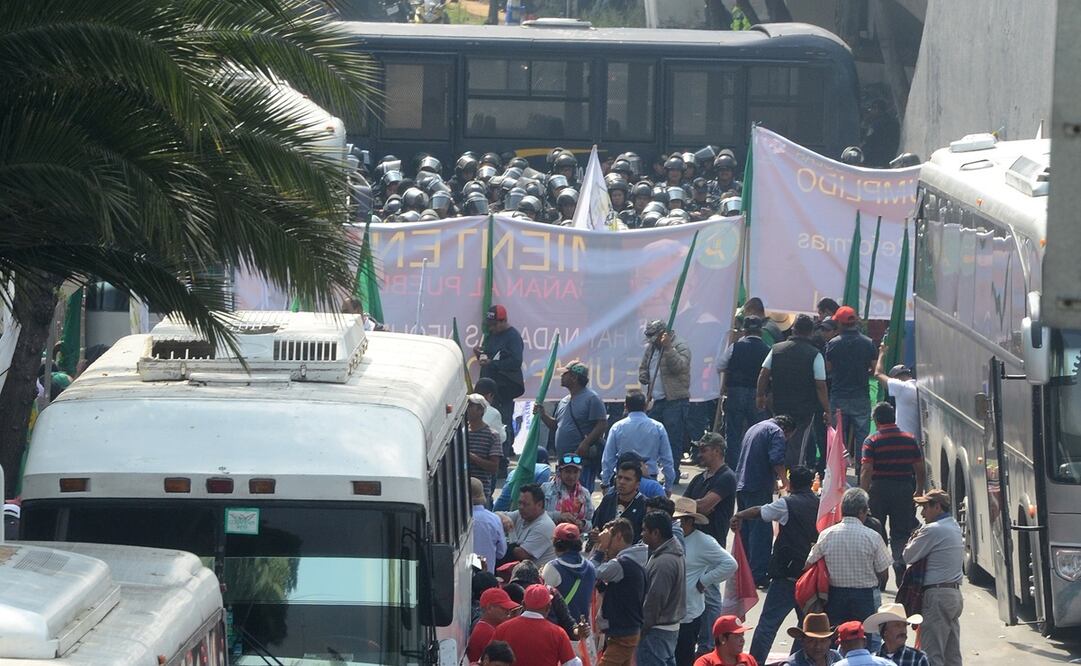 También denunciaron que militantes del FAC en San Lázaro fueron cercados por policías, para impedirles participar en el desfile de 20 de noviembre / Foto: EFE