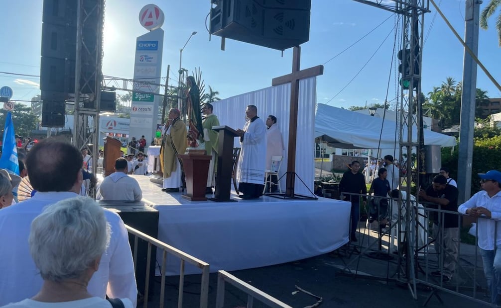 Obispo de la Diócesis de Culiacán, el monseñor Jesús José Herrera Quiñonez, dio la paz a los cientos de feligreses previo a la marcha de la paz este 13 de septiembre. Foto: Gabriel Cabrera / EL UNIVERSAL