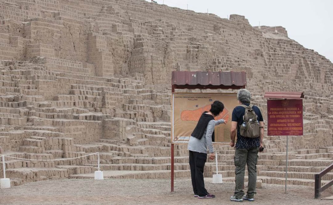 La Huaca Pucllana es un testimonio arqueológico de la cultura Lima, que habitó la costa del Pacífico andino entre los años 200 y 700 d.C, y que da nombre a la capital de Perú.
