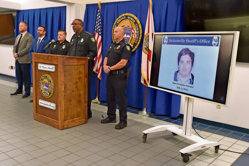 Autoridades de Jacksonville difundieron la imagen del autor de tiroteo, Ryan Christopher Palmeter durante una conferencia de prensa. Foto: Bob Self / AP