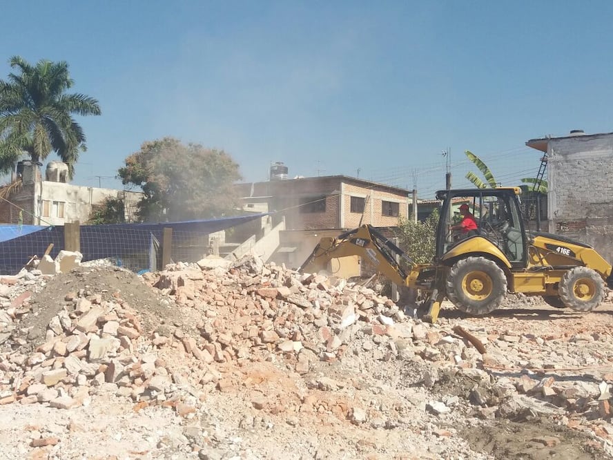 Para remover unos 6 mil 200 metros cúbicos de escombro que se depositarán en el tiradero de Santa Rosa Treinta, sólo hay una pequeña “mano de chango” (ESPECIAL)