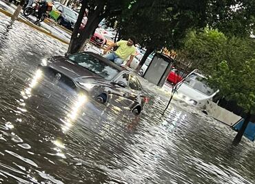 Tromba acompañada de granizo azota a Morelia, Michoacán