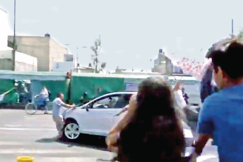 Un video que se viralizó en redes sociales muestra el momento justo en que un conductor atropella a vecinos que bloqueaban la calzada Ermita. Foto: ESPECIAL 