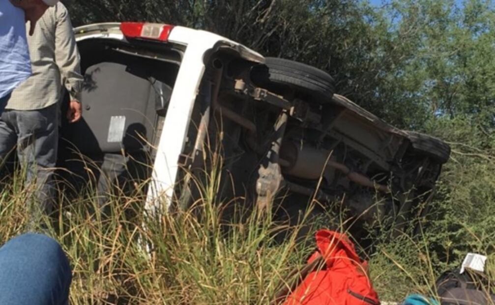 Vuelca camioneta con reporteros que cubren gira de trabajo de AMLO