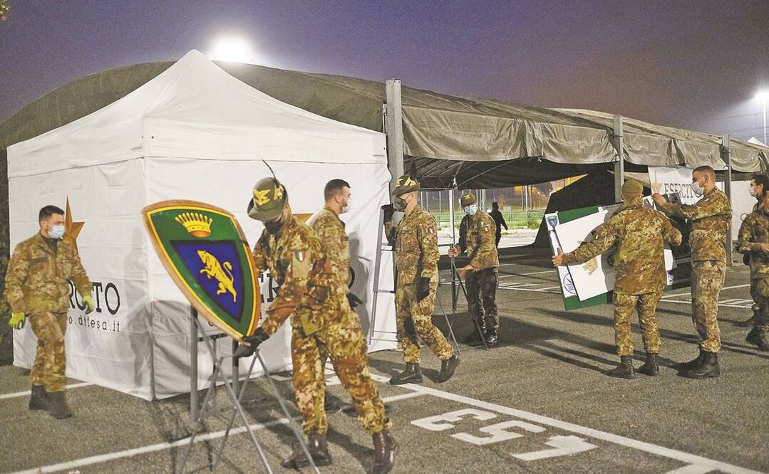Elementos del ejército italiano alistaron el nuevo centro de pruebas Covid montado frente al estadio Allianz, en Turín, durante la segunda ola de contagios por coronavirus. Foto: ALESSANDRO DI MARCO. EFE