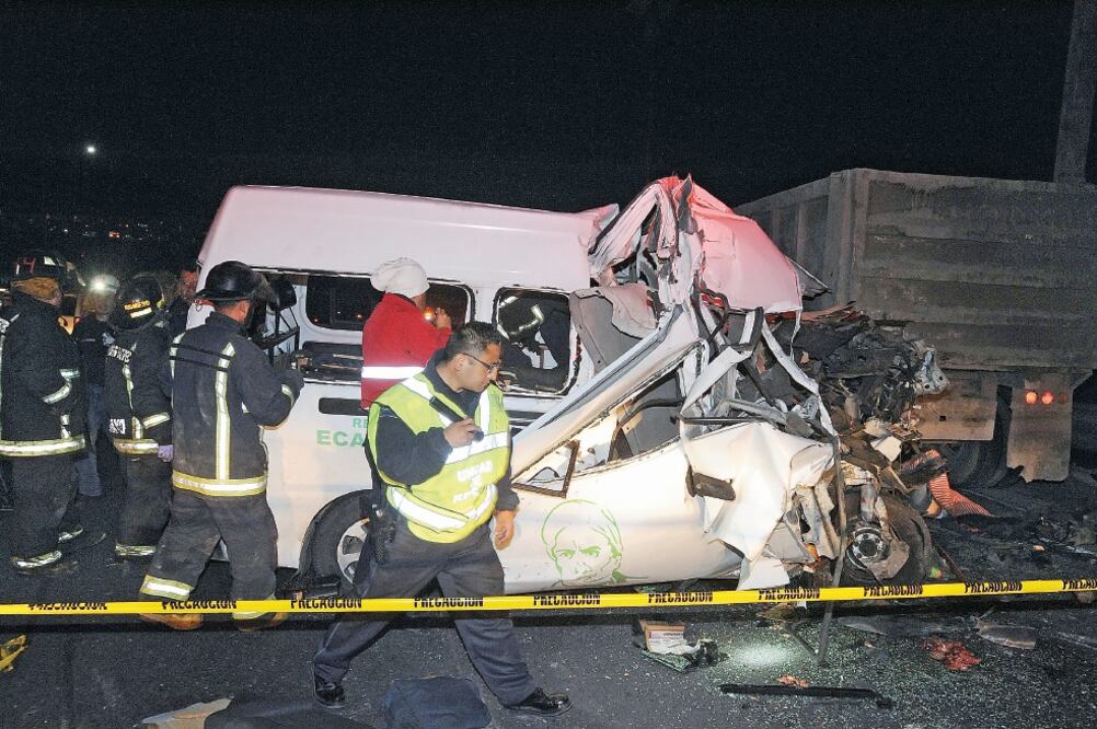 Falta de precaución. Cuando el operador de la camioneta Urvan quiso rebasar por la derecha se impactó contra un tractocamión y murieron 13 pasajeros. (ARCHIVO EL UNIVERSAL)